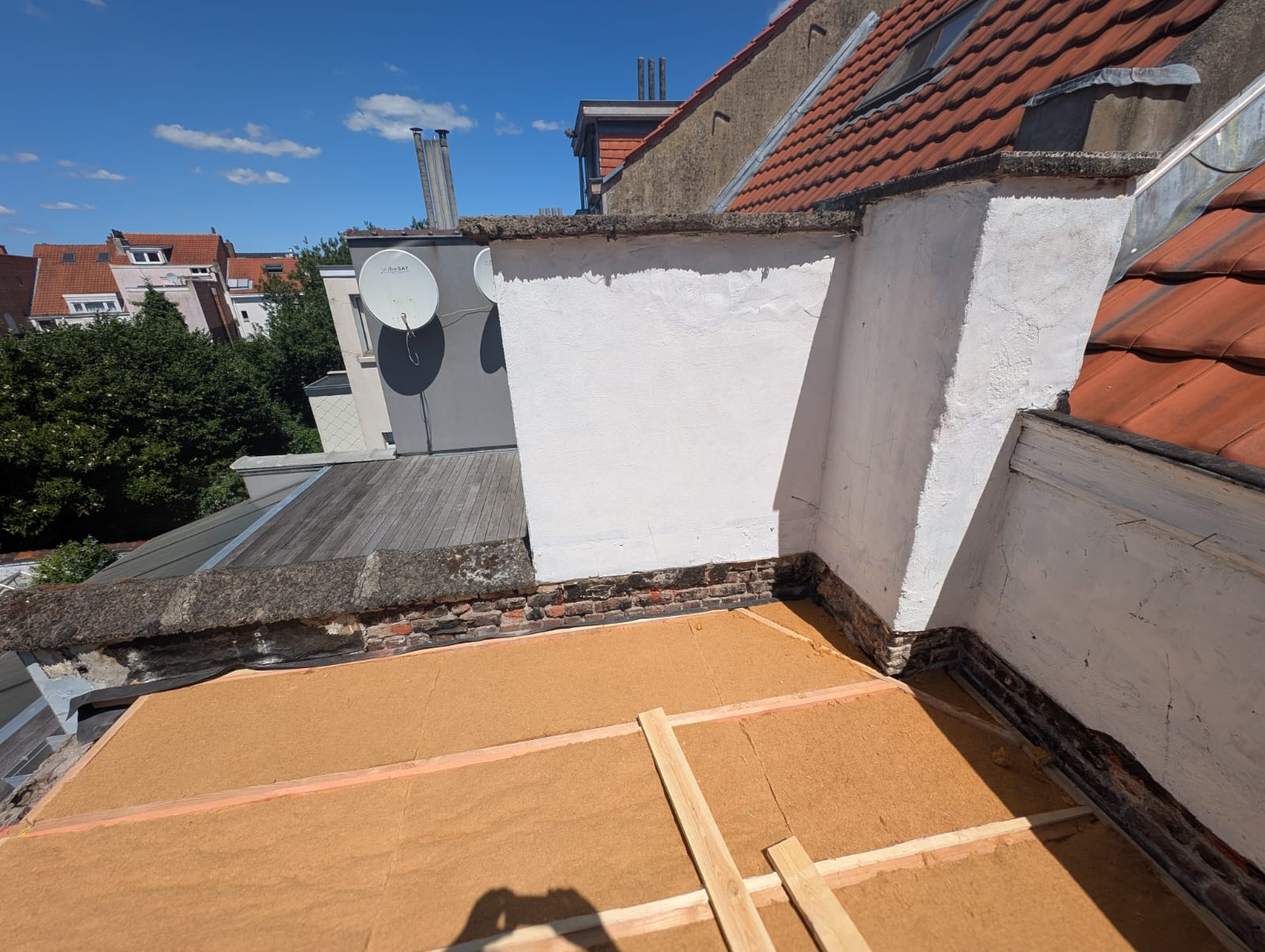 Pose de l'isolation en laine de bois pour toiture plate à Bruxelles